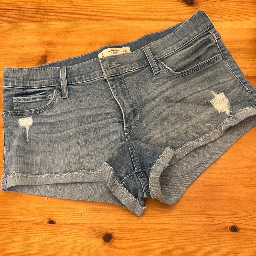 Abercrombie &Fitch denim shorts distressed size 6 w28
